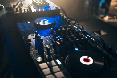 Elektronik müzik için DJ Mikser denetleyici paneli