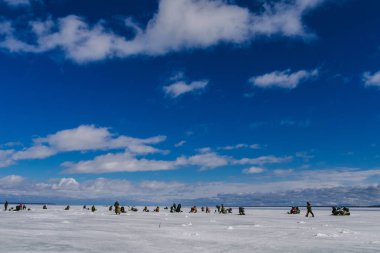 balıkçılar bir gün buz üzerinde kışın balık yakalamak