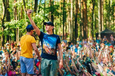 Vichuga, Rusya - 17 Haziran 2018: Adam holi renk festivalini kutlamak için telefonda selfie çekiyor