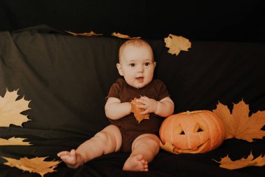 Halloween. Sonbahar yaprakları ile kabak Jack ile küçük bebek çocuk