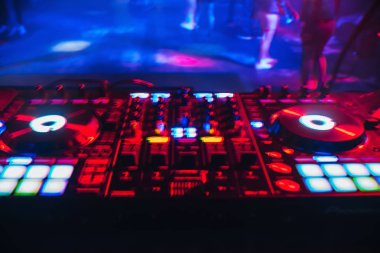 DJ karıştırıcı müzik kumandasından parlayan ışıklar