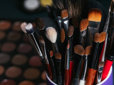 Makyaj fırçaları göz gölgeler ile profesyonel bir palet arka plan ayarlamak