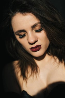 dağınık saç ve kırmızı ruj bir kızla şehvetli ifade portresi