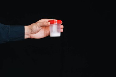 bir erkek donör elinde sperm bankası
