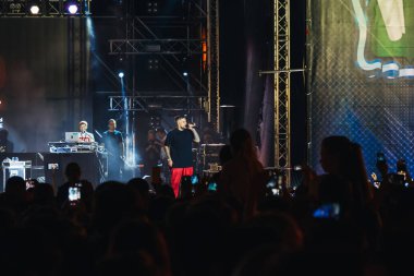 Kineshma, Rusya - 30 Ağustos 2018: Popüler Rus rap şarkıcısı Basta canlı konserde