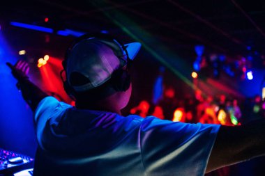 Kulaklık ile bir gece kulübü sahnesinde arka DJ