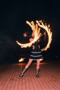 Semigorye, Ivanovo Oblast, Rusya - 16 Temmuz 2016: Yanan meşalelerle profesyonel sanatçılardan oluşan ekipten tehlikeli ateş gösterisi