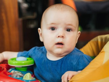 Walker 'daki tatlı beyaz erkek bebek.