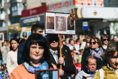Vichuga, Rusya-9 Mayıs 2018: ölümsüz alay-akrabaları portreleri ile insanlar, Ikinci Dünya Savaşı 'nda katılımcılar, zafer günü geçit töreni