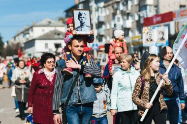 Vichuga, Rusya-9 Mayıs 2018: ölümsüz alay-akrabaları portreleri ile insanlar, Ikinci Dünya Savaşı 'nda katılımcılar, zafer günü geçit töreni