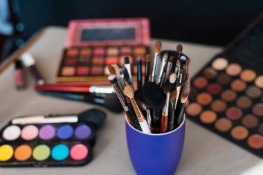 profesyonel makyaj fırçaları ve göz gölge paleti seti