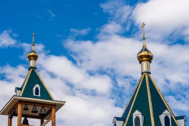 Ortodoks Hıristiyan Kilisesi'nin yeşil çatısı üzerinde bir haç ile modern Altın kubbe