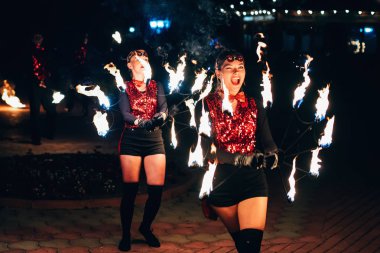Semigorye, Ivanovo Oblast, Rusya - 26 Haziran 2018: Fire show. Kız dansçılar ateş meşaleler spin.