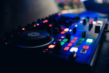 Gece kulübünde müzik çalmak için Dj karıştırıcı denetleyici paneli