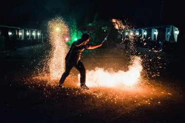 Ivanovo, Rusya - 23 Ağustos 2016: Ateşli köpüklü meşalelerle profesyonel sanatçılar dansçılar bir ateş gösterisi gerçekleştirdi