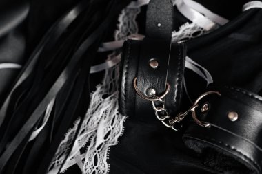 BDSM seks teslim ve hakimiyeti için cinsel oyuncaklar. Kırbaç ve kelepçeler