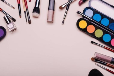 Kadın güzelliği için profesyonel kozmetik, makyaj araçları ve aksesuarları seti