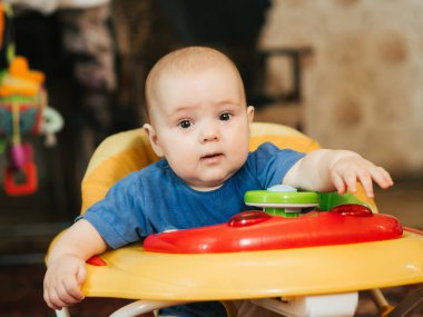 Walker 'lı beyaz bir bebeğin portresi.