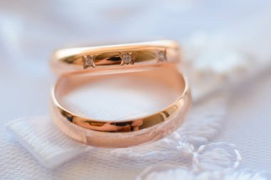 nişan için elmas ile iki altın alyans