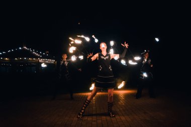 Semigorye, Ivanovo Oblast, Rusya - 16 Temmuz 2016: Yanan meşalelerle profesyonel sanatçılardan oluşan ekipten tehlikeli ateş gösterisi