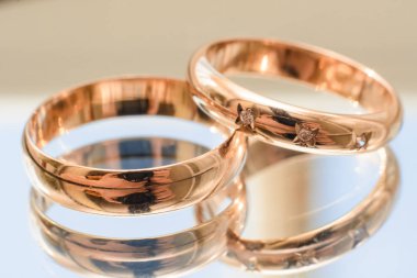 yüzeyinde elmas ile iki altın alyans