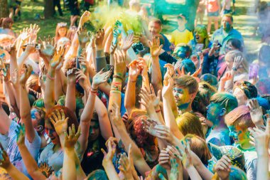 Vichuga, Rusya - 17 Haziran 2018: Renkler Holi Festivali kutlamaları, mutlu insanlar bir kalabalık