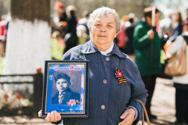 Vichuga, Rusya - 9 Mayıs 2018: İkinci Dünya Savaşı zaferle onuruna tören, mutlu bir gülümseyen yaşlı kadın portresi. Ölümsüz alayın