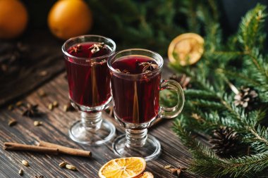 masada Noel dekor ile portakal dilimleri, tarçın çubukları ve baharatlar ile mulled şarap bardak