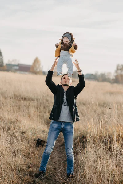 お父さんは自然の中で小さな男の子の息子を投げる — ストック写真