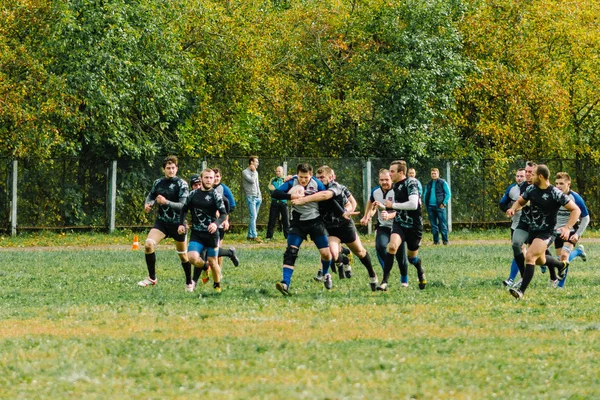 Iwanowo, Russland - 12. September 2015: Männer-Rugby-Meisterschaft zwischen den Teams der Weißen Haie und dem Flaggschiff — Stockfoto