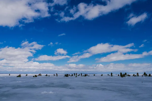 Grupo de pescadores que pescam na lagoa de gelo — Fotografia de Stock