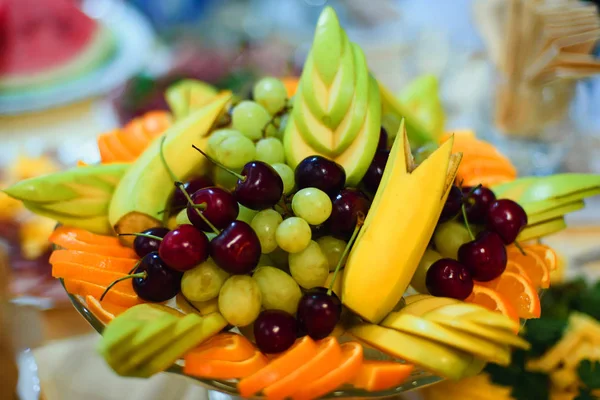 Taze üzüm, kiraz, portakal, muz ve Elma ile meyve tabağı — Stok fotoğraf