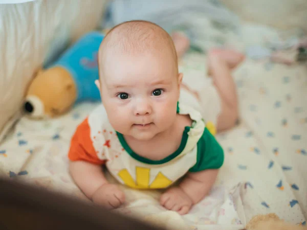 Portret van schattig mooi blank baby jongen — Stockfoto