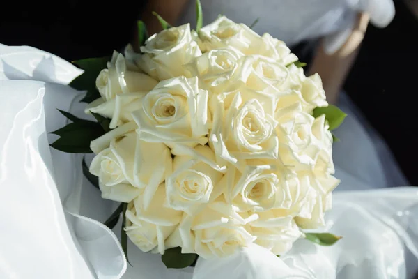 Buquê de flores de casamento nas mãos da noiva — Fotografia de Stock