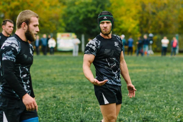 IVANOVO, RUSIA - 12 DE SEPTIEMBRE DE 2015: Campeonato Masculino de Rugby entre los equipos del Tiburón Blanco y el buque insignia —  Fotos de Stock