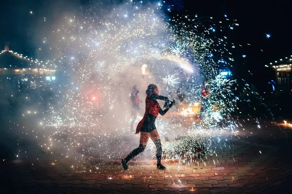 Chica con antorchas brillantes de fuego presenta espectáculo de fuego — Foto de Stock