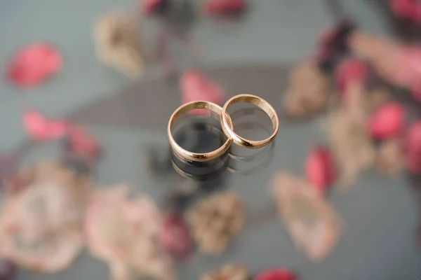 두 개의 전통적인 웨딩 골드 약혼 반지 거짓말 — 스톡 사진