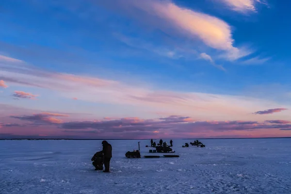 Silhouettes of men fishermen and snowmobiles on winter fishing — Stock Photo, Image