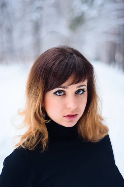 Retrato de niña en el bosque de invierno —  Fotos de Stock