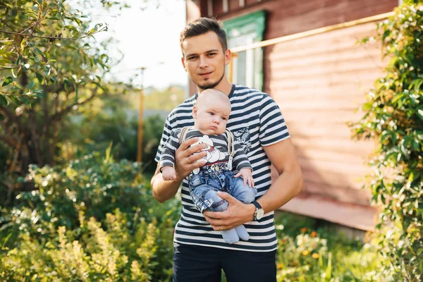 Felice giovane padre caucasico con neonato ragazzo in mano — Foto Stock