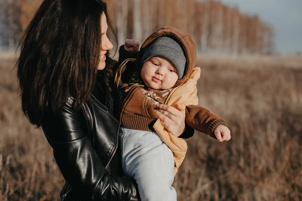 Jonge blanke moeder met een jongen kind zoon baby — Stockfoto