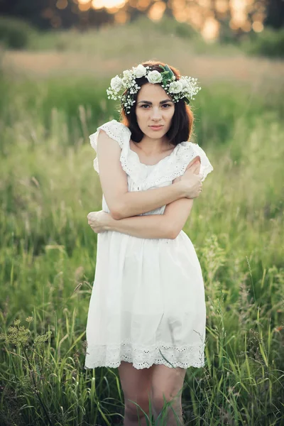 Attraente ragazza bruna caucasica in abito bianco e con ghirlanda — Foto Stock