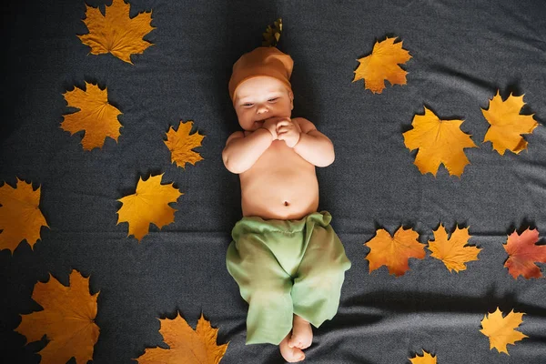 Newborn baby boy lies in autumn with maple leaves — Stock Photo, Image