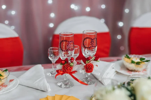 Vasos de boda decorados en la mesa festiva en el restaurante —  Fotos de Stock