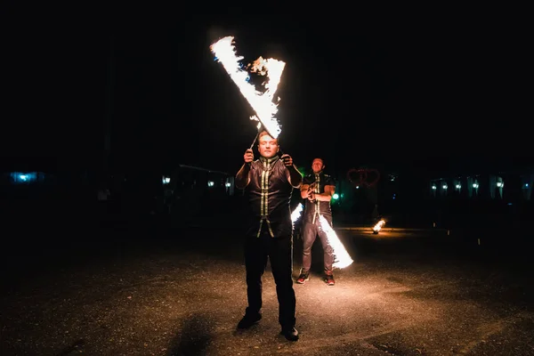 IVANOVO, RUSIA - 23 DE AGOSTO DE 2016: Bailarines profesionales con antorchas brillantes realizaron un espectáculo de fuego — Foto de Stock