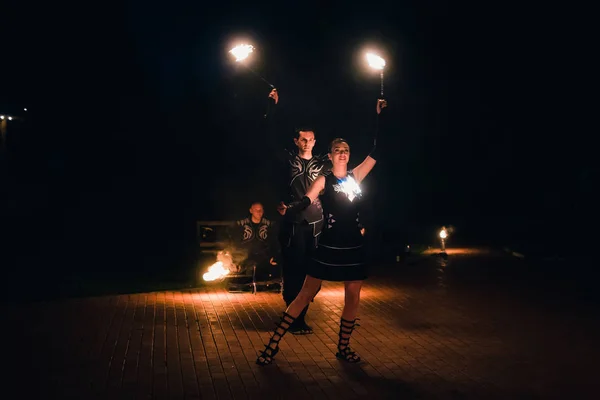 СЕМИГОРИЯ, ИВАНОВО ОБЛАСТ, РОССИЯ - 16 июля 2016 года: Опасное огненное шоу от команды профессиональных исполнителей с горящими факелами — стоковое фото
