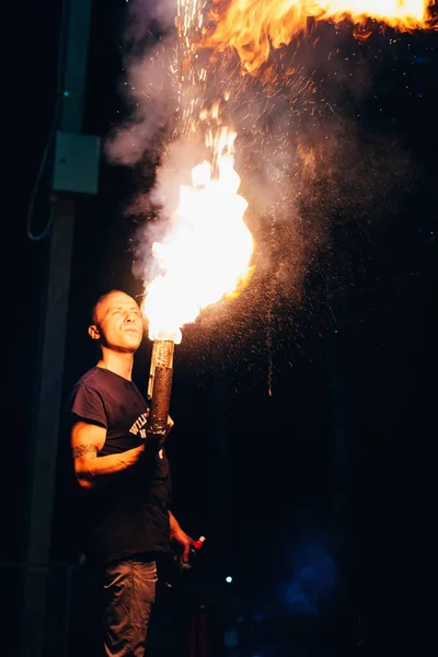 Vichuga, Rusya - 17 Haziran 2018: Yangın gösterisi, fakir adam gece sunum yapar — Stok fotoğraf