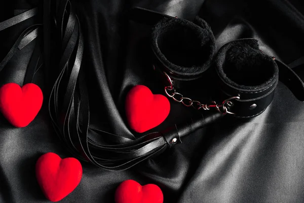 Brinquedos sexuais para o amor e bdsm no dia dos namorados com corações vermelhos — Fotografia de Stock