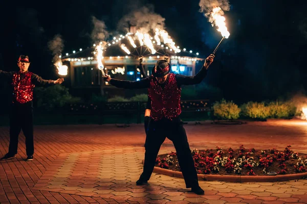 Semigorye, Ivanovo Oblast, Rusya - 26 Haziran 2018: Profesyonel dansçılar erkek ve kadın bir ateş gösterisi ve piroteknik performans yapmak — Stok fotoğraf