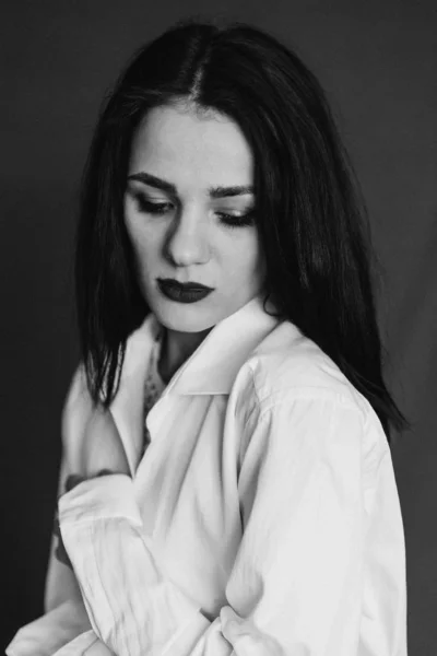 Negro y blanco retrato de hermosa joven morena triste chica en camisa blanca — Foto de Stock
